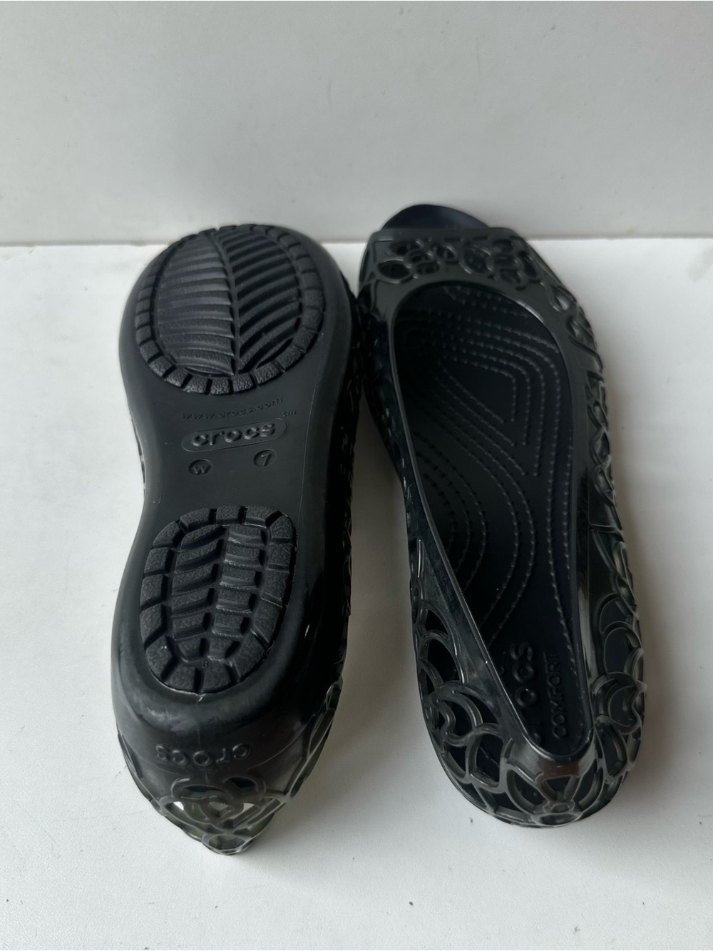 Crocs Women’s Black Floral Cutout Peep Toe Jelly Flats Comfort Shoes Size 7 W - Picture 10 of 10